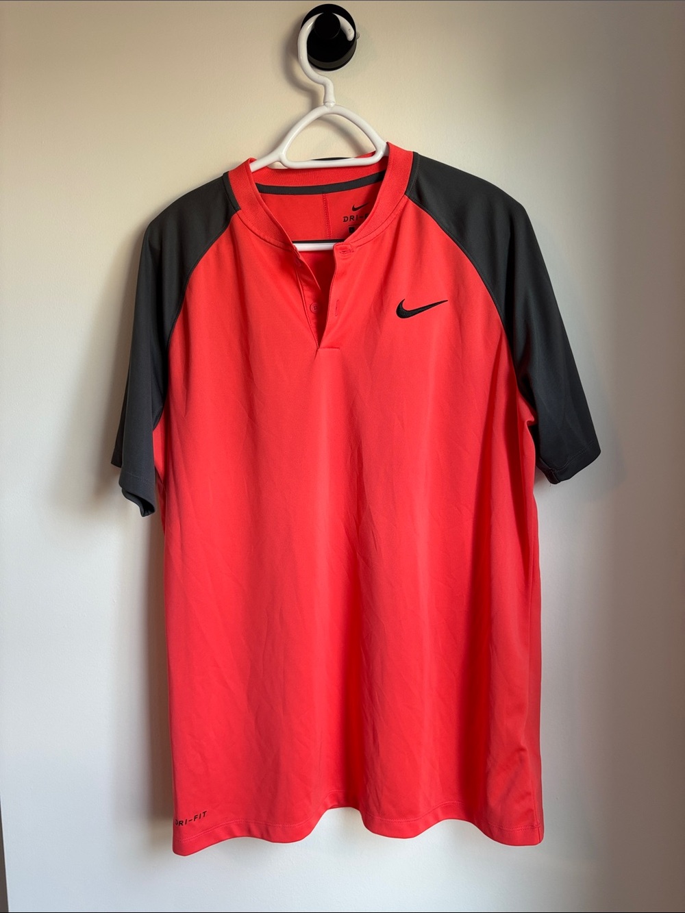 Nike Dri-fitMen’s Orange and Charcoal Short-Sleeve Golf Polo. Size L.
